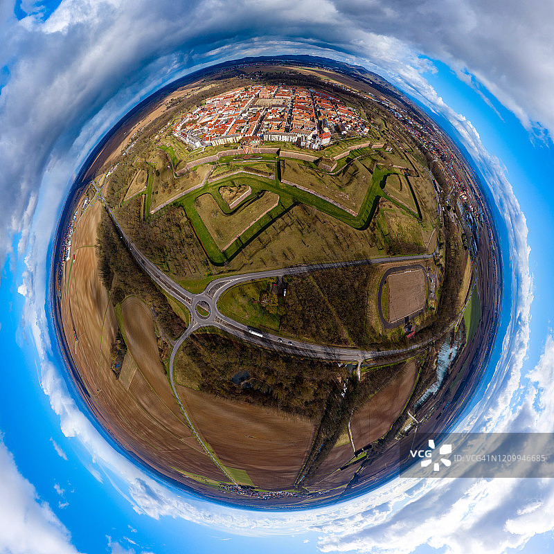 法国阿尔萨斯地区布里萨克新城的球形全景图片素材