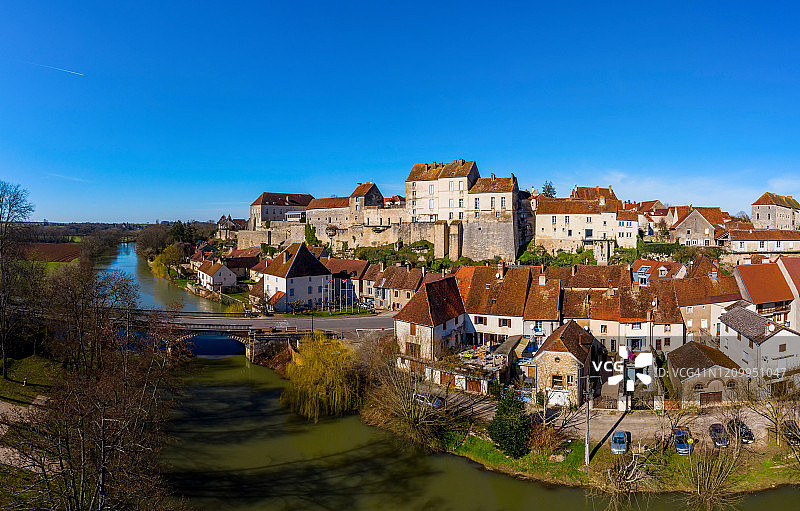 法国勃艮第佩斯梅村的无人机全景航拍图片素材
