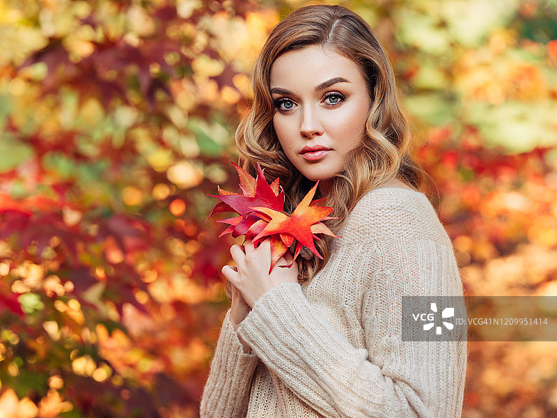 年轻女孩手捧秋季花束图片素材