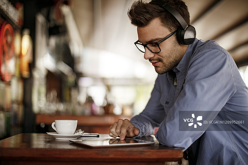 年轻人在用数码平板电脑图片素材