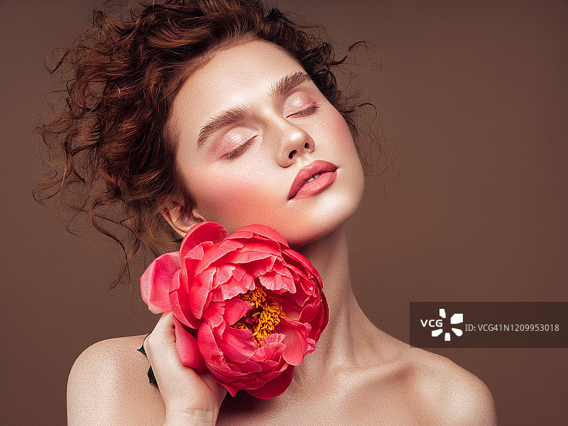 年轻漂亮的女人图片素材