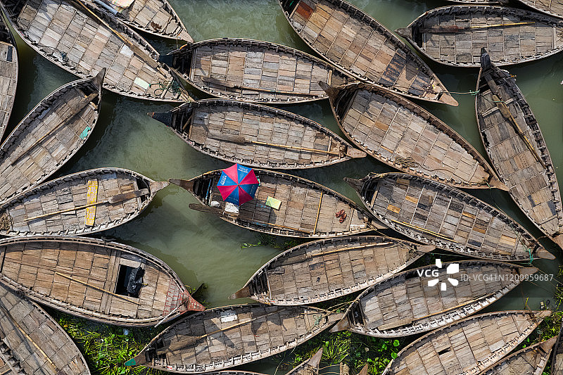 孟加拉国达卡布里冈加河上，船只像花朵一样连接在一起图片素材