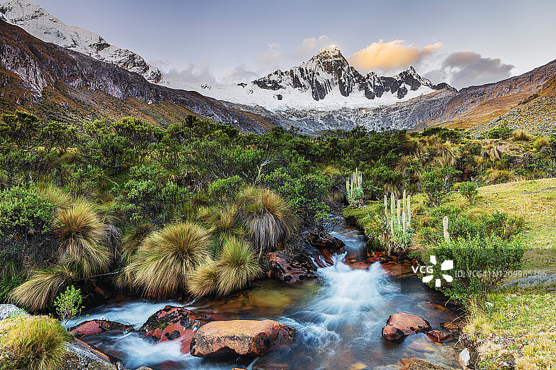 秘鲁布兰卡山脉日落景观图片素材