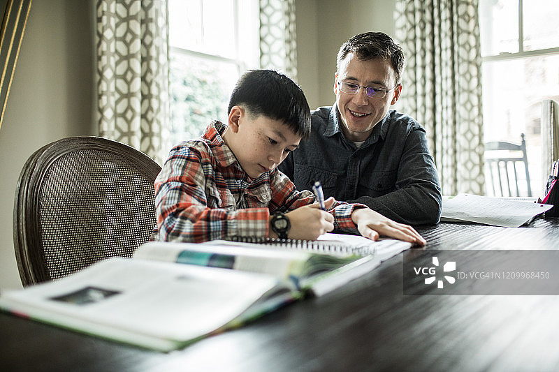 父亲辅导儿子做作业图片素材