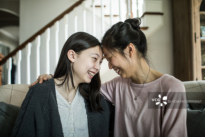 母亲和十几岁的女儿在家聊天图片素材