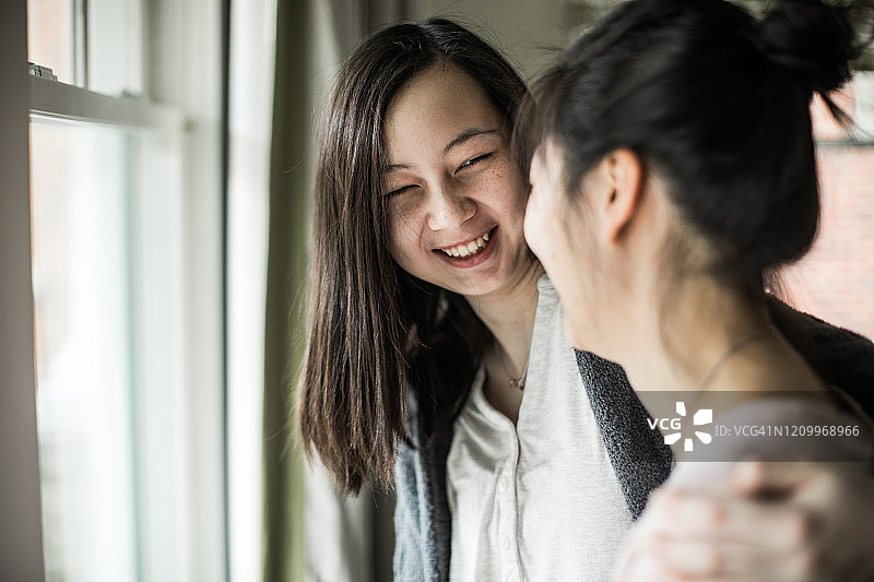 母亲和十几岁的女儿在家聊天图片素材