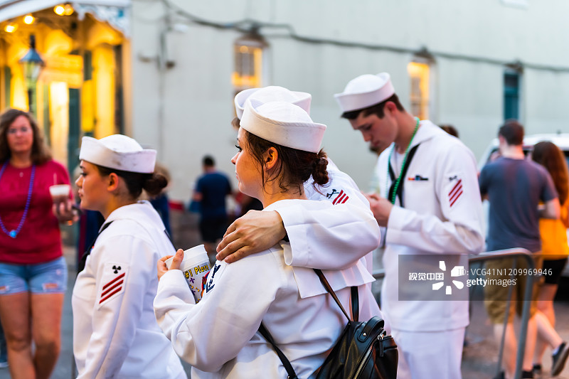 路易斯安那州波旁街老城区，水手们步行饮酒的特写图片素材