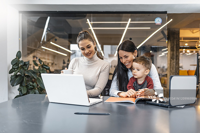 微笑母亲带小儿子看儿科医生图片素材