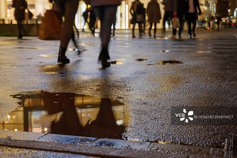 德国杜塞尔多夫购物街雨后水洼夜景图片素材