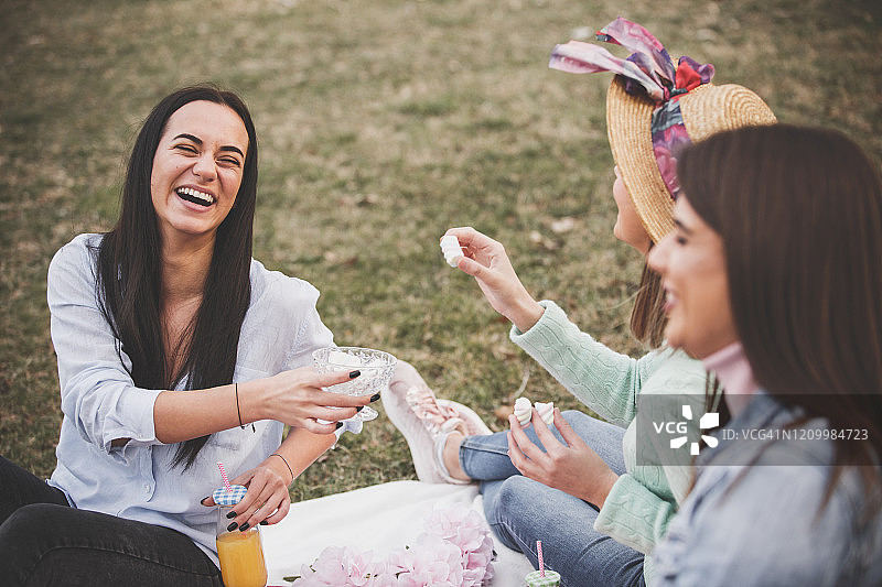 在公园里玩耍的女性朋友图片素材