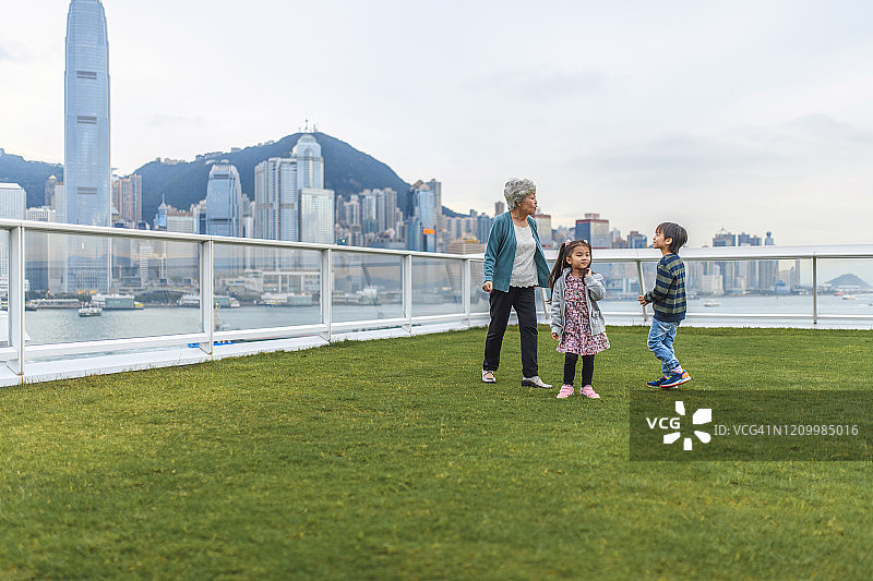 中国老奶奶和孙子孙女在海运大厦甲板上图片素材