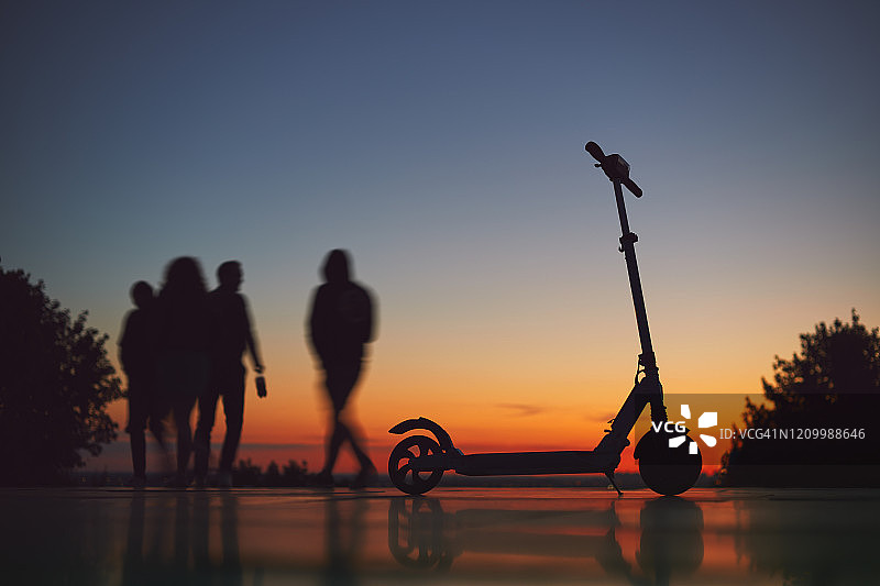 黎明时分的电动滑板车特写图片素材