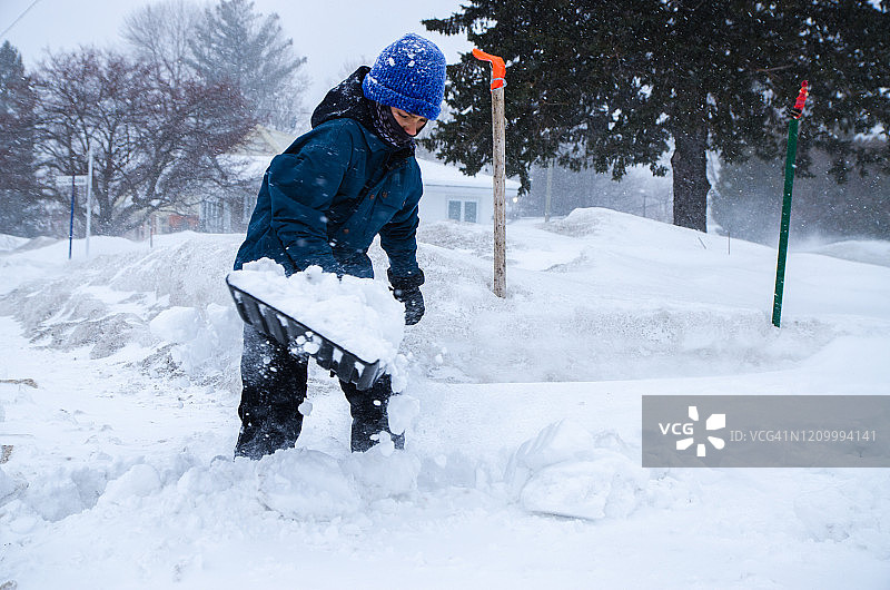 铲雪的男孩图片素材