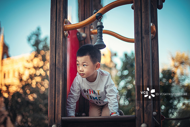 在西班牙广场玩耍的中国男孩图片素材