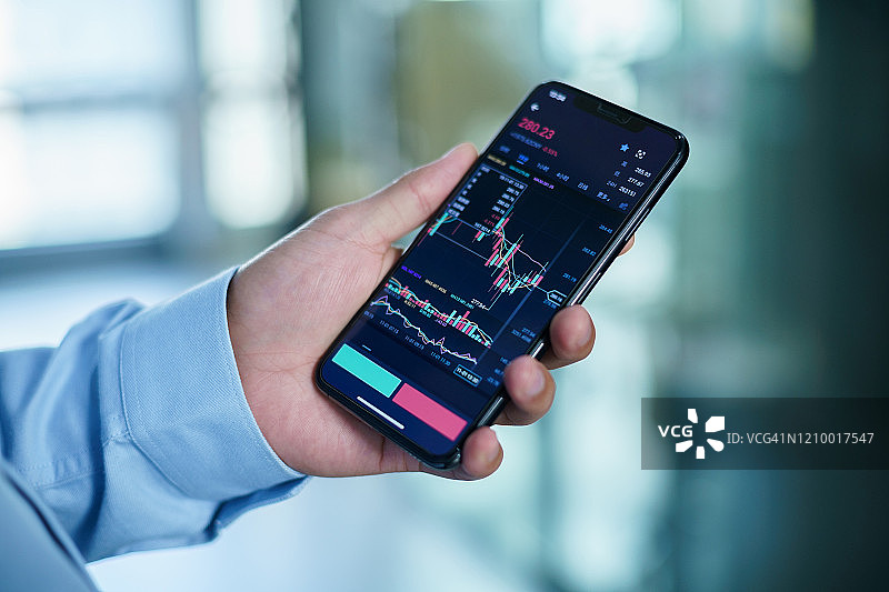 商务人士通过智能手机获取股票信息图片素材