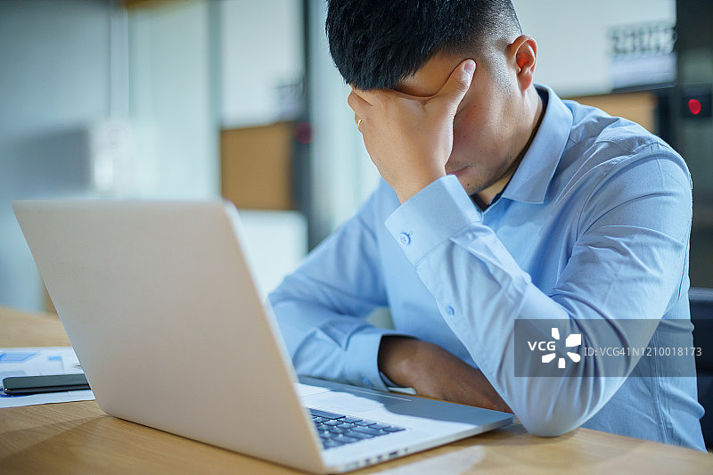 商务男士被工作束缚图片素材