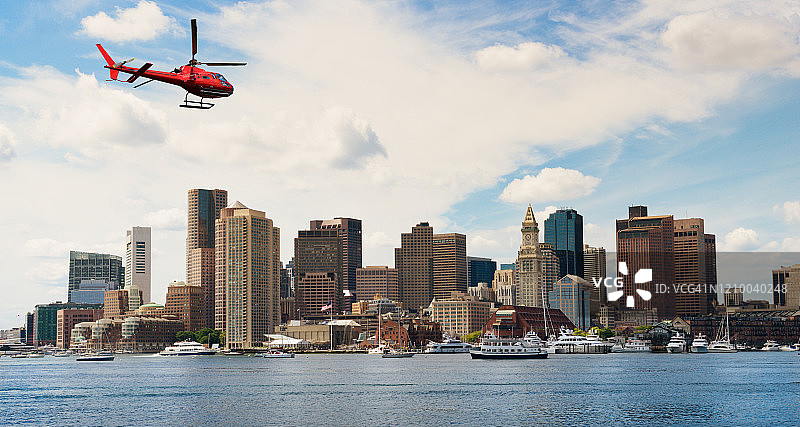 飞越波士顿的直升机图片素材