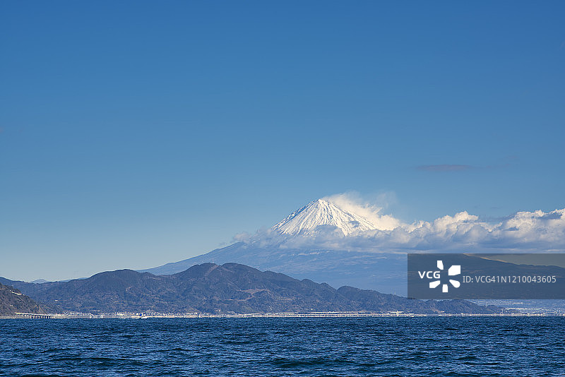 骏河湾上的富士山图片素材