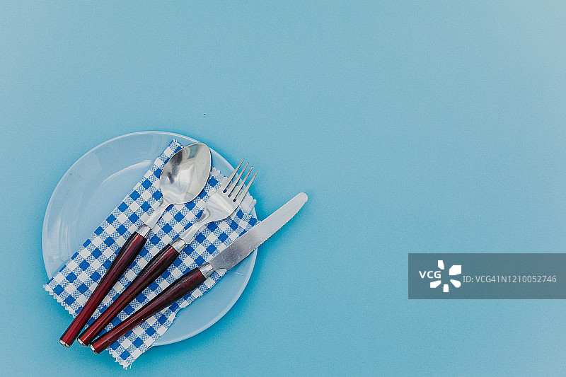 蓝色餐具空餐盘餐桌布置图片素材
