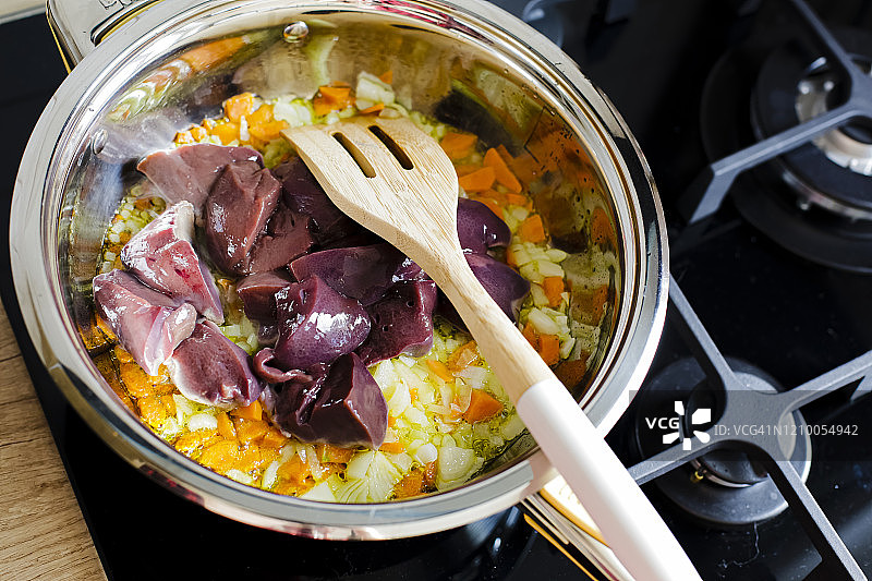 烹饪蔬菜炒牛肝图片素材