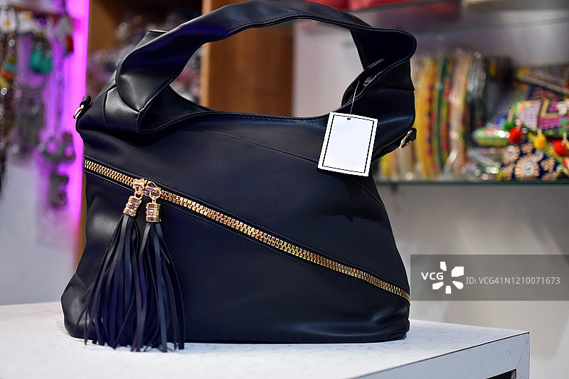 优雅黑色皮革手提包图片素材