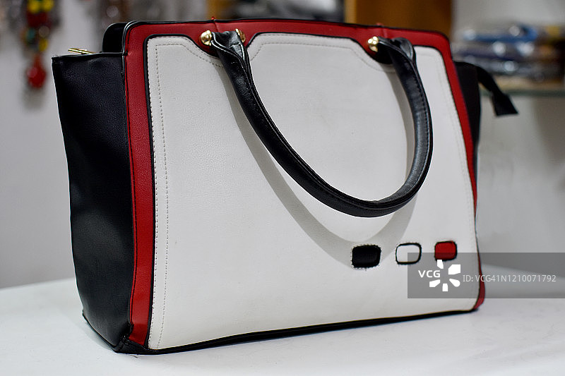 设计精美的品牌女士手提包，红白黑配色图片素材