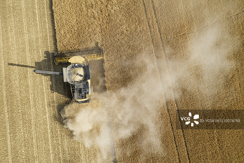 联合收割机收割谷物田的航拍视角图片素材