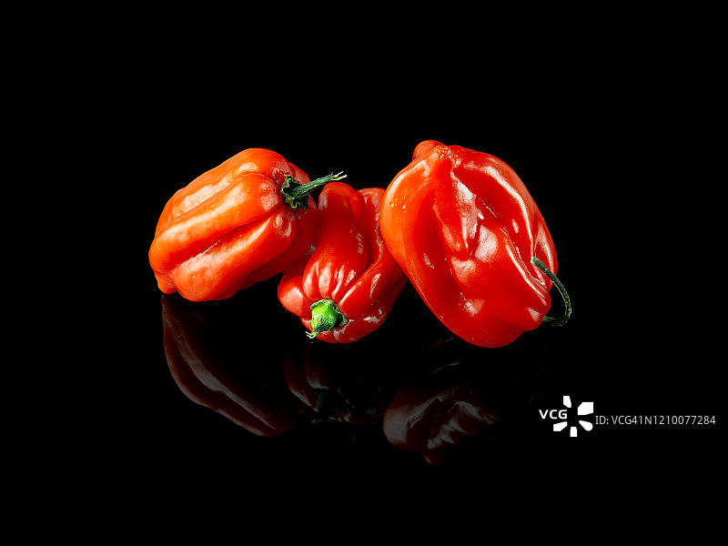 黑色背景上的香辣辣椒图片素材