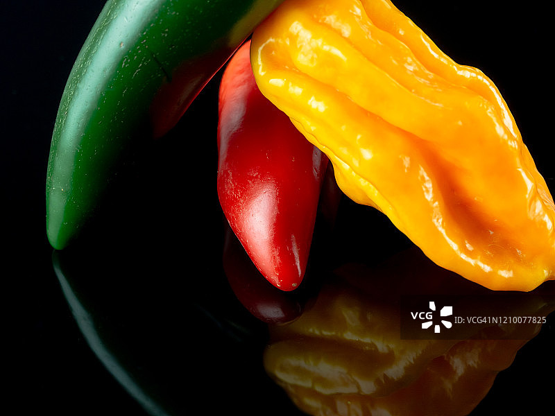 黑色背景上的香辣辣椒图片素材