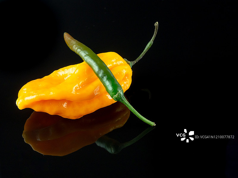 黑色背景上的香辣辣椒图片素材