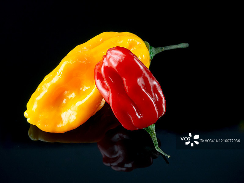 黑色背景上的香辣辣椒图片素材
