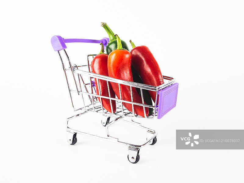 装有辣椒的购物车图片素材