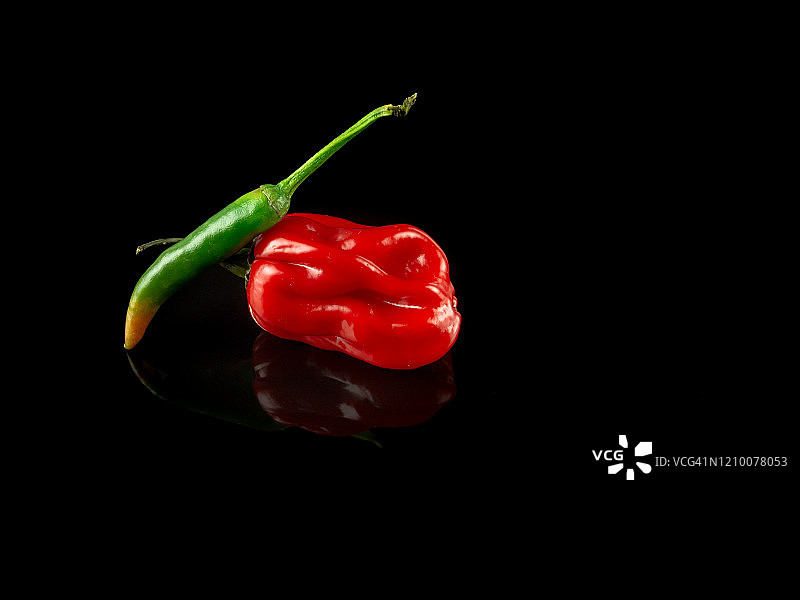 黑色背景上的香辣辣椒图片素材