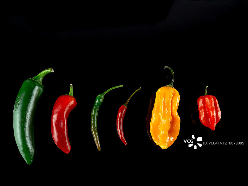 黑色背景上的香辣辣椒图片素材