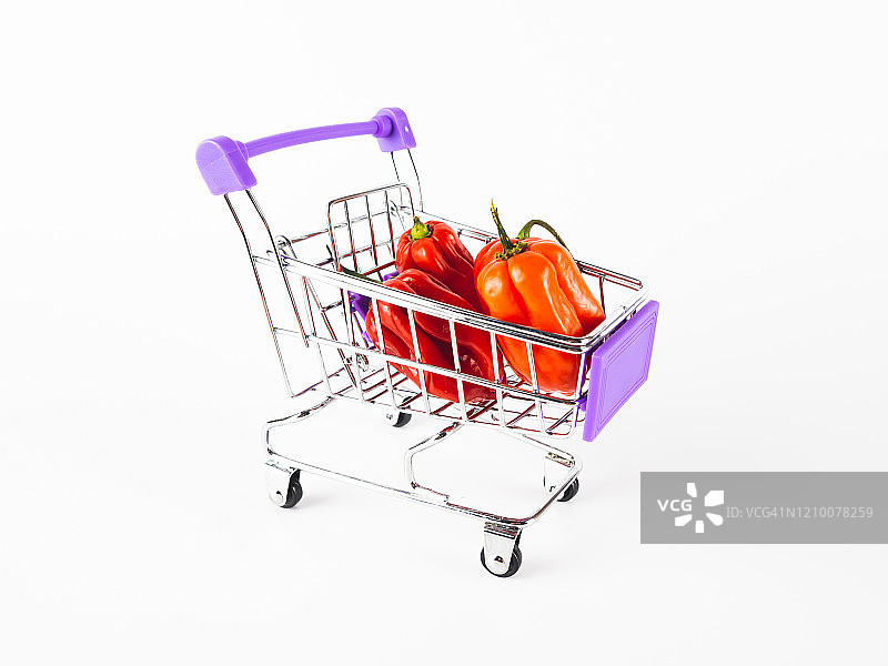 装有辣椒的购物车图片素材