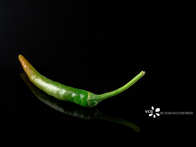 黑色背景上的香辣辣椒图片素材