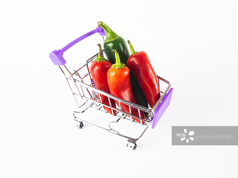 装有辣椒的购物车图片素材