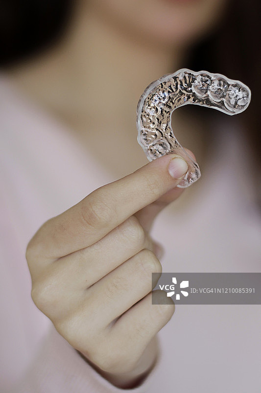 手持隐形牙齿矫正器图片素材