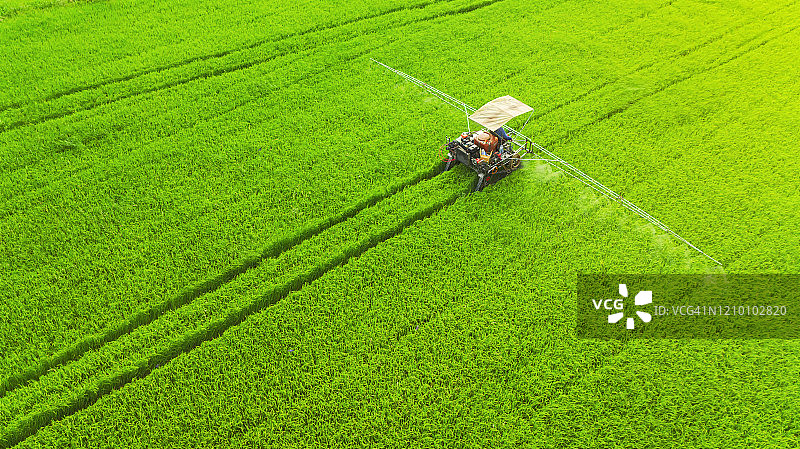 稻田农药喷洒机鸟瞰图片素材