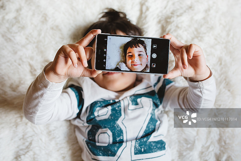 用手机自拍的小男孩图片素材