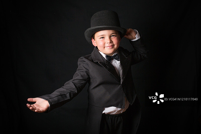 打扮成绅士并吸烟的孩子图片素材
