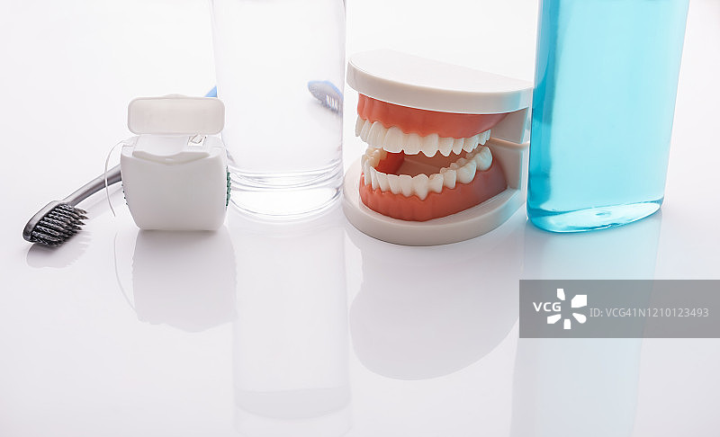 牙科护理设备和复制空间图片素材