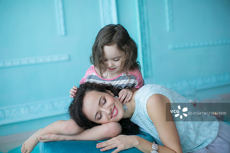 母女之间的家庭爱图片素材