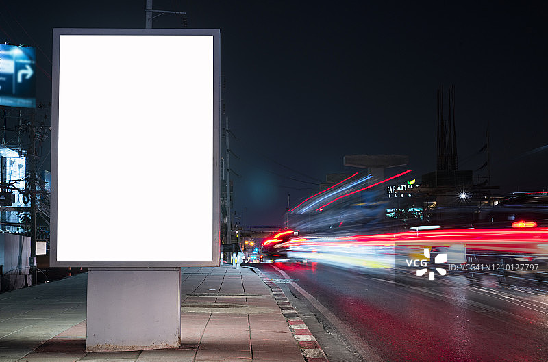 夜晚城市街道上的空白广告牌，户外广告图片素材