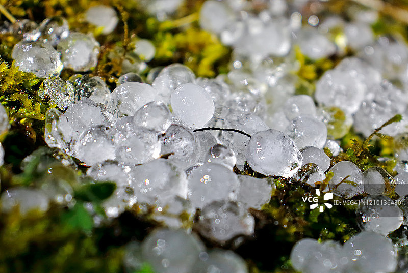 雷雨过后地面上的冰雹图片素材