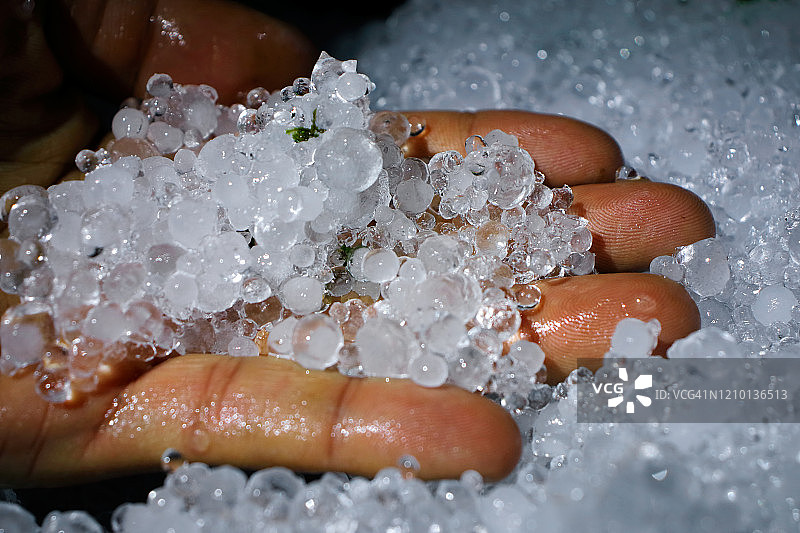 雷雨过后地面上的冰雹图片素材