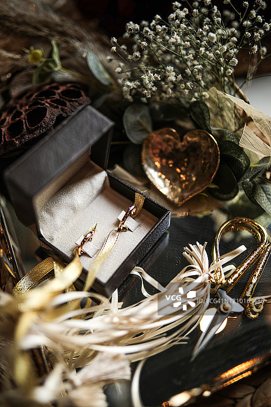 佩戴戒指和订婚图片素材