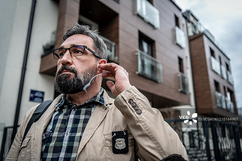 在城市中行走的侦探图片素材