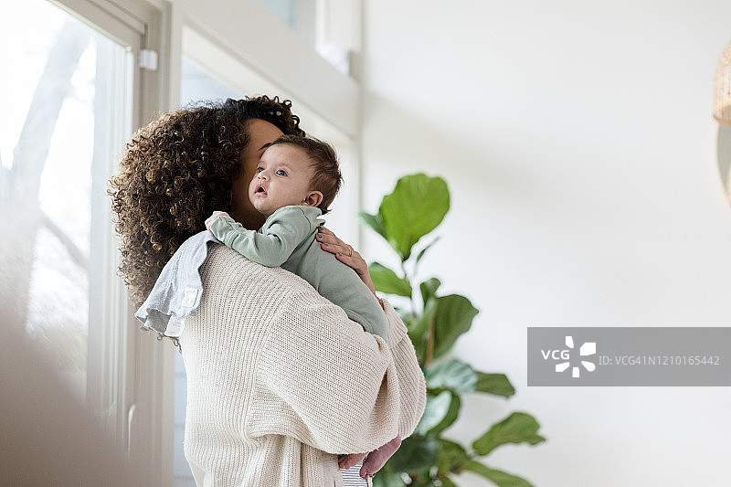 新手妈妈抱着新生男婴图片素材