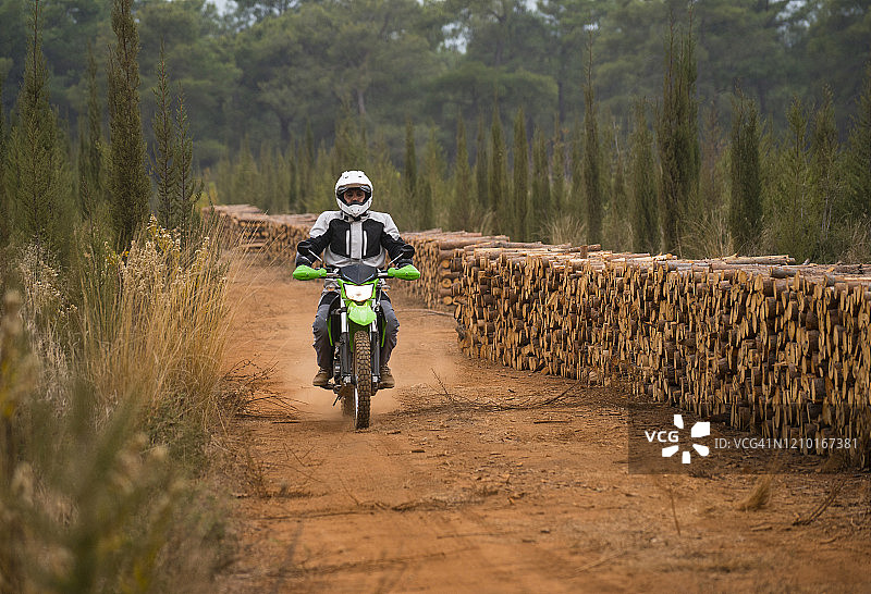 土路上的摩托车图片素材